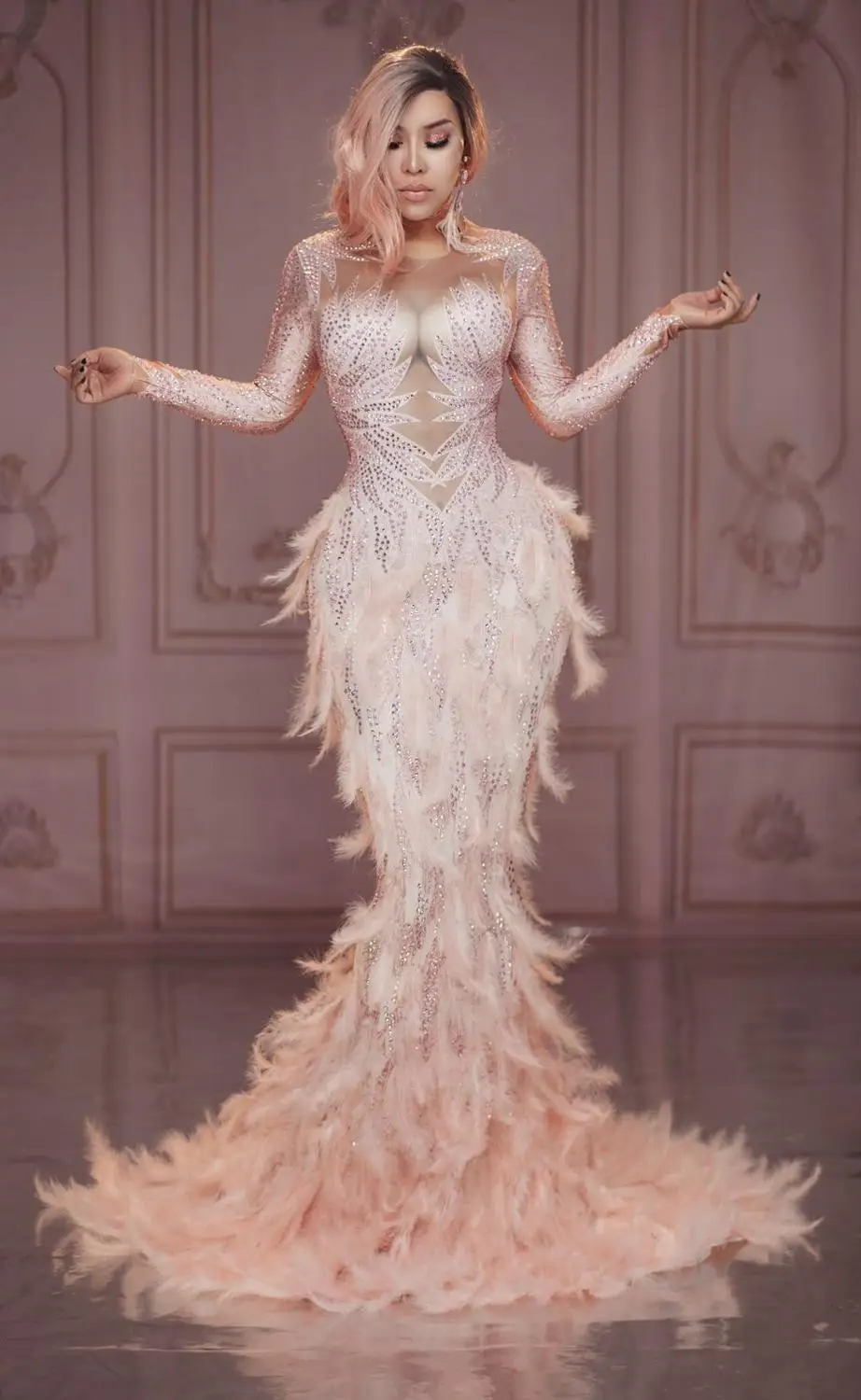 Women New Sexy Shining Rhinestones Long Dress Evening Party Birthday Celebrate Feather Dress Singer Costume Long Trailing Dress
Women New Sexy Shining Rhinestones Long Dress Evening Party Birthday Celebrate Feather Dress Singer Costume Long Trailing Dress