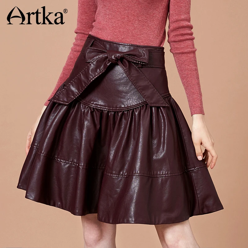 ARTKA 2025 Autumn Women Retro Bow Knot Pleated Skirt Leather Vintage Skirt Lady Solid Mini Skirt QA10889Q
ARTKA 2025 Autumn Women Retro Bow Knot Pleated Skirt Leather Vintage Skirt Lady Solid Mini Skirt QA10889Q