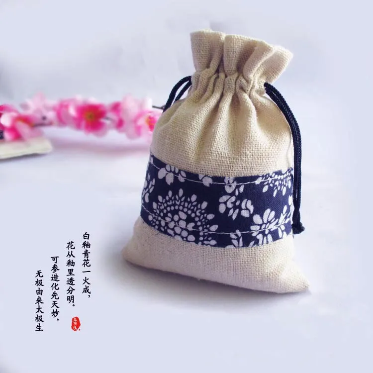 Wholesale 10pcs/lot 13.5cm*9.5cm Ethnic Chinese Style Blue and White Flower Jewelry Gift Bag Pouches Linen Drawstring Bag
Wholesale 10pcs/lot 13.5cm*9.5cm Ethnic Chinese Style Blue and White Flower Jewelry Gift Bag Pouches Linen Drawstring Bag