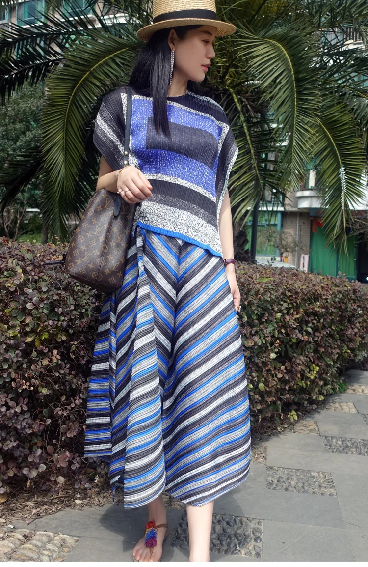 HOT SELLING Miyake fold Vintage striped short-sleeve round collar T-shirt + wide leg pants suit IN STOCK
HOT SELLING Miyake fold Vintage striped short-sleeve round collar T-shirt + wide leg pants suit IN STOCK