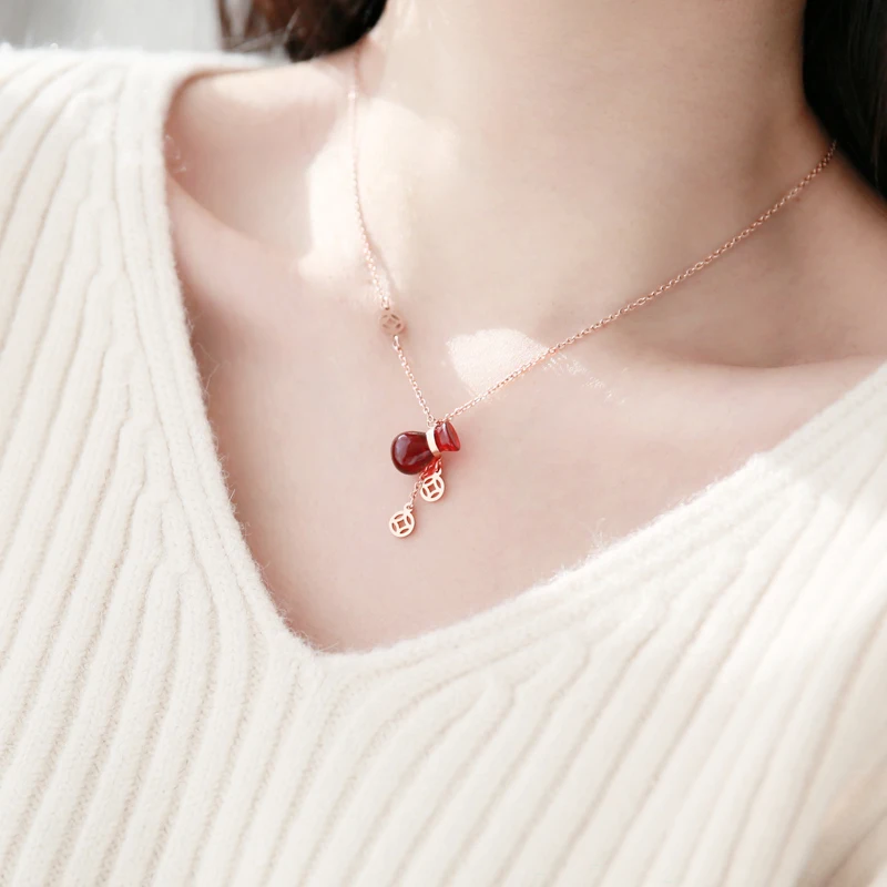 YUN RUO 2023 New Arrival Rose Gold Color Elegant Red Money Bag Pendant Necklace 316 L Titanium Steel Woman Jewelry Never Fade
YUN RUO 2023 New Arrival Rose Gold Color Elegant Red Money Bag Pendant Necklace 316 L Titanium Steel Woman Jewelry Never Fade