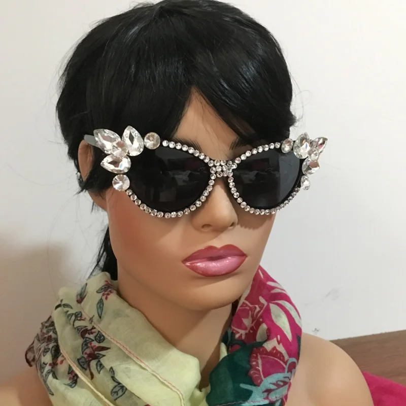 New Fashion Women Sunglasses Luxury Crystal Rhinestone Cat Eyes Sharp Sunglasses Women Brand design
New Fashion Women Sunglasses Luxury Crystal Rhinestone Cat Eyes Sharp Sunglasses Women Brand design