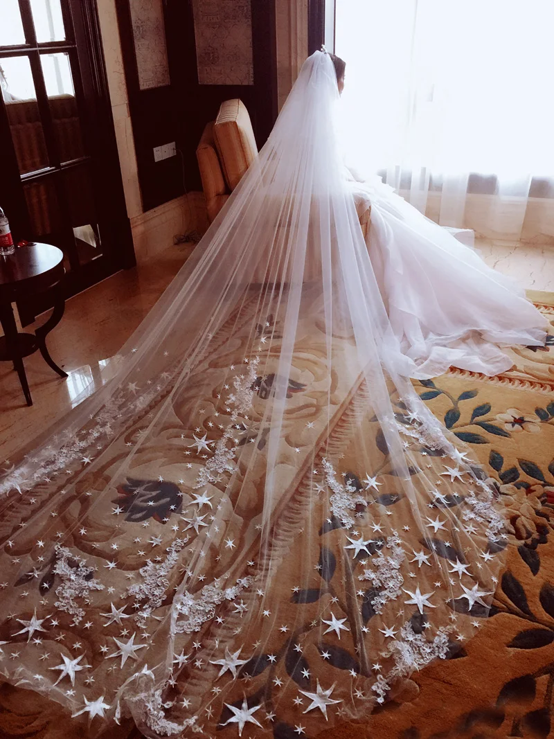 New Arrival Luxury 4 Meters Full Edge with Star Lace Bling Sequins Long Wedding Veil with Comb White Ivory Bridal Veil 2018 hot
New Arrival Luxury 4 Meters Full Edge with Star Lace Bling Sequins Long Wedding Veil with Comb White Ivory Bridal Veil 2018 hot