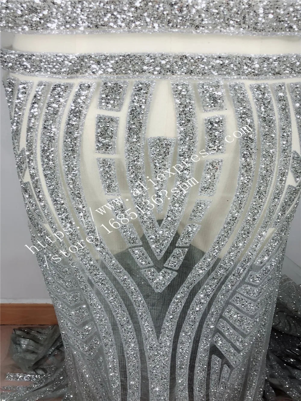 Sepcail design African French net Lace Fabric sexy hot sale Nigerian glued glitter sequins lace fabric for party dress
Sepcail design African French net Lace Fabric sexy hot sale Nigerian glued glitter sequins lace fabric for party dress