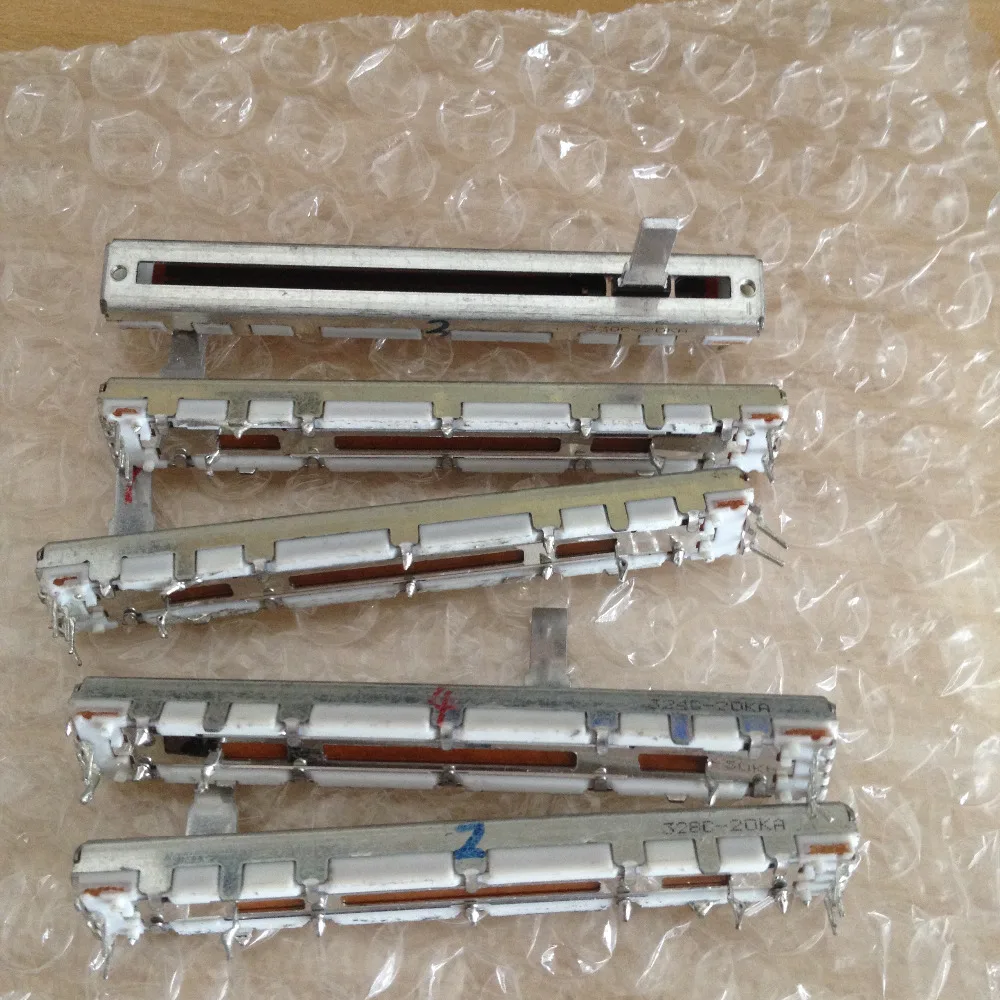 5pcs/lot The fader push rod disassemble used ALS7.5 cm sliding potentiometer Switch 60MM stroke A20K single 15MM axis.
5pcs/lot The fader push rod disassemble used ALS7.5 cm sliding potentiometer Switch 60MM stroke A20K single 15MM axis.