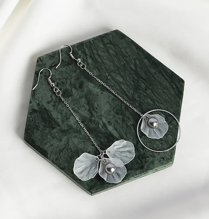 Vintage New Fashion Earrings Personality Temperament Wild Flowers Tassel Long Tassel Asymmetric Ms. Earrings Wholesale Sale
Vintage New Fashion Earrings Personality Temperament Wild Flowers Tassel Long Tassel Asymmetric Ms. Earrings Wholesale Sale