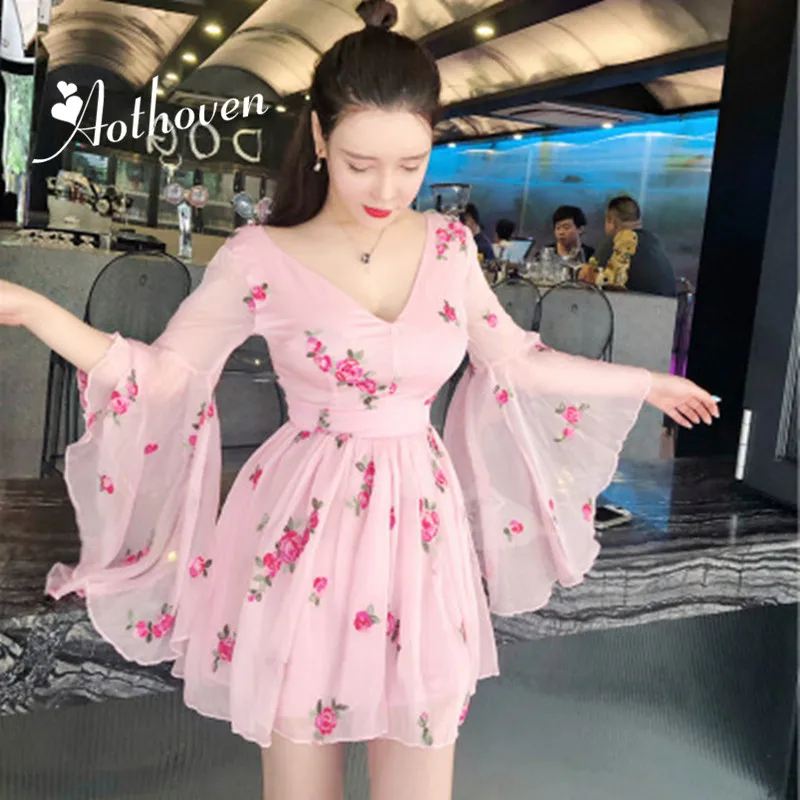 Summer vacation Bandage Flowers Embroidery Dress High End Women Pink Long Flare Sleeve V-neck Dress Vintage Sexy Party Dresses
Summer vacation Bandage Flowers Embroidery Dress High End Women Pink Long Flare Sleeve V-neck Dress Vintage Sexy Party Dresses