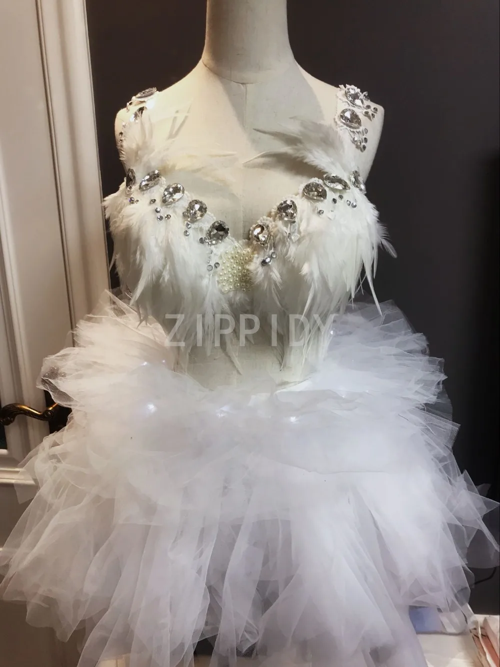 White Feather Bra Short Tutu Skirt Dance Wear Female Singer Dancer Wear Stage Performance Outfit Costume 3 Pieces Set
White Feather Bra Short Tutu Skirt Dance Wear Female Singer Dancer Wear Stage Performance Outfit Costume 3 Pieces Set