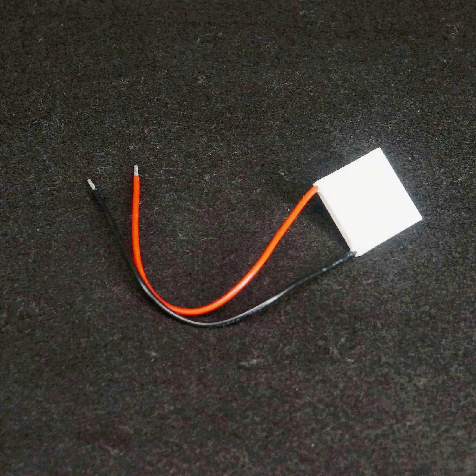 Термоэлектрический кулер Peltier Heatsink 30x30x3,4 мм 10A 8,4 В 47,3 Вт, TEC1-07110
Термоэлектрический кулер Peltier Heatsink 30x30x3,4 мм 10A 8,4 В 47,3 Вт, TEC1-07110