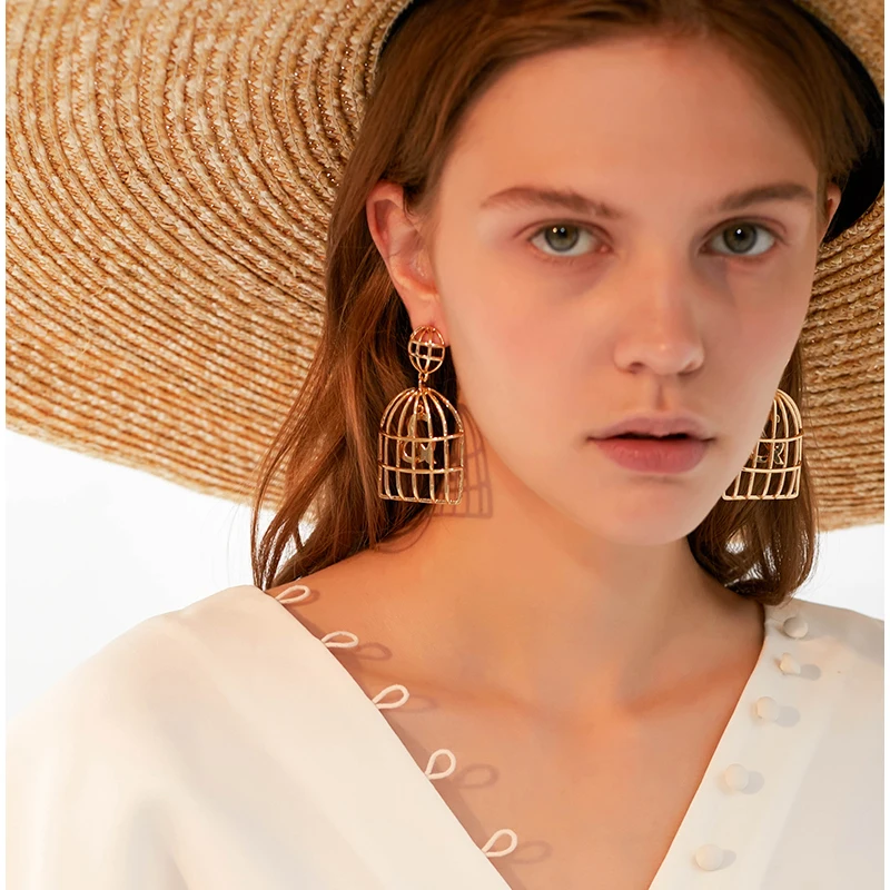 Womam hollow-out earrings exaggerated bird-cage earrings long Korean fashion 2024 vintage gold color earring
Womam hollow-out earrings exaggerated bird-cage earrings long Korean fashion 2024 vintage gold color earring