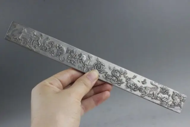 Состаренная старинная китайская серебряная статуя знака зодиака Miao благоприятная тарелка длиной 23 см
Состаренная старинная китайская серебряная статуя знака зодиака Miao благоприятная тарелка длиной 23 см