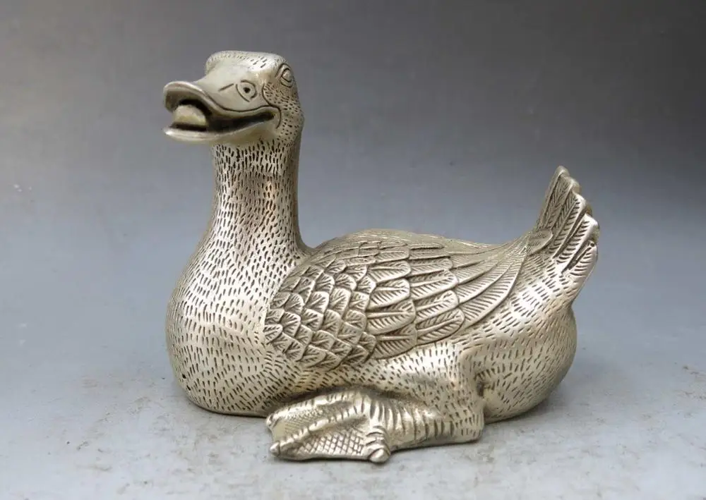 Китайская Серебряная ручная работа резной красивой утки скульптуры quack-quack статуя
Китайская Серебряная ручная работа резной красивой утки скульптуры quack-quack статуя