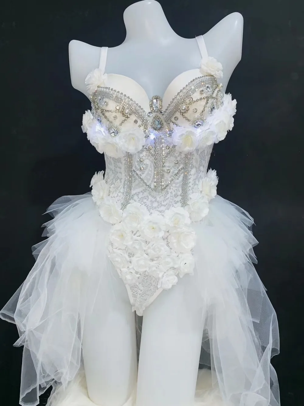 Sexy Bar Party Female Costume Sparkly Rhinestones White Lace Flowers Bodysuit Nightclub DJ Singer LED Dance Wear Stage Outfits
Sexy Bar Party Female Costume Sparkly Rhinestones White Lace Flowers Bodysuit Nightclub DJ Singer LED Dance Wear Stage Outfits