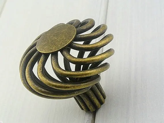 Bird Cage Shape Vintage Furniture Handles Antique Bronze Single Hole Door Knobs Retro Wardrobe Pulls Kitche Cabinet Hardware
Bird Cage Shape Vintage Furniture Handles Antique Bronze Single Hole Door Knobs Retro Wardrobe Pulls Kitche Cabinet Hardware
