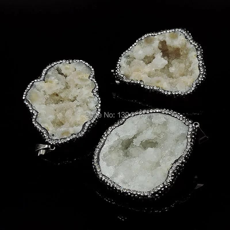 Подвеска из натурального кристалла Geode с тротуарным покрытием CZ, черное покрытие, около 45-50 мм
Подвеска из натурального кристалла Geode с тротуарным покрытием CZ, черное покрытие, около 45-50 мм