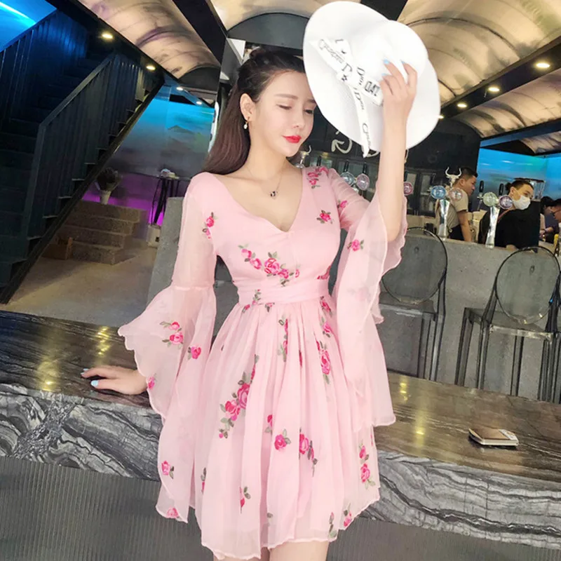 Vintage Bandage Flowers Embroidery Dress Summer 2023 Women Pink Long Flare Sleeve V-neck Mini Dress Vintage Sexy Party Dresses
Vintage Bandage Flowers Embroidery Dress Summer 2023 Women Pink Long Flare Sleeve V-neck Mini Dress Vintage Sexy Party Dresses