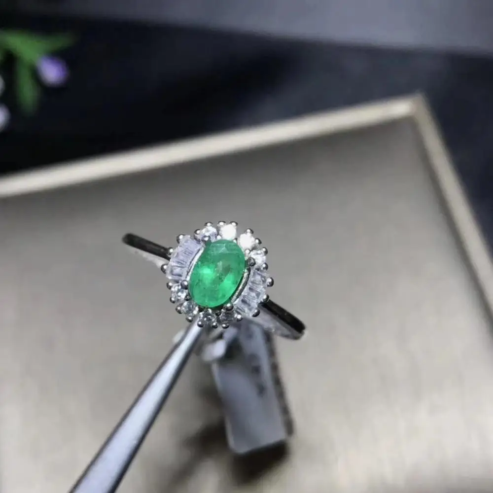Natural emerald ring, fashionable, gem quality, deep color, 925 silver, customizable size number
Natural emerald ring, fashionable, gem quality, deep color, 925 silver, customizable size number