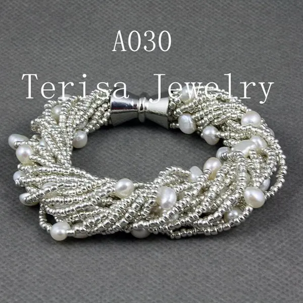 Grade AAA.Natural Fresh Water Pearls Size:6-7mm.16 String.Color:White color.Vogue Bracelet.
Grade AAA.Natural Fresh Water Pearls Size:6-7mm.16 String.Color:White color.Vogue Bracelet.