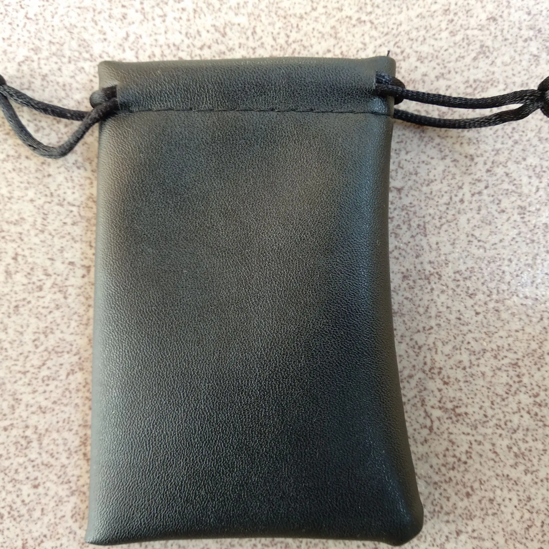 High quality 11*15cm drawstring PU leather jewelry bag wholesale custom gift pouch for jewelry gift packaging and storage
High quality 11*15cm drawstring PU leather jewelry bag wholesale custom gift pouch for jewelry gift packaging and storage