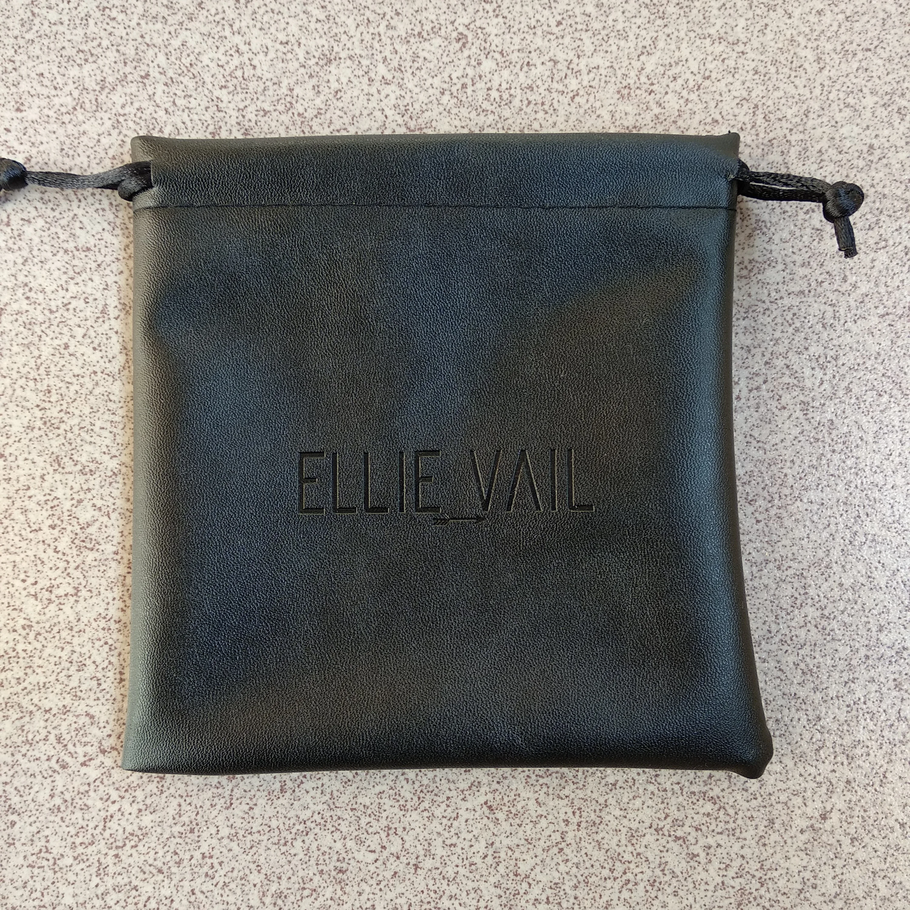High quality small drawstring bag customized PU leather jewelry bag wholesale custom gift bag pouch for jewelry gift packaging
High quality small drawstring bag customized PU leather jewelry bag wholesale custom gift bag pouch for jewelry gift packaging