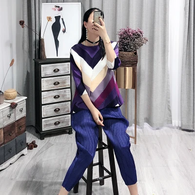 HOT SELLING Miyake half Sleeve folds of loose striped sequined T-shirt HOT SELLING
HOT SELLING Miyake half Sleeve folds of loose striped sequined T-shirt HOT SELLING