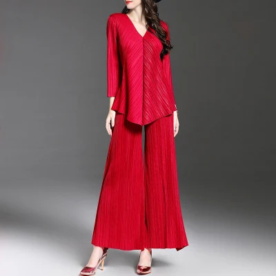 HOT SELLING Miyake Style v-neck T-shirt in the fold flared trousers solid two-piece outfit IN STOCK
HOT SELLING Miyake Style v-neck T-shirt in the fold flared trousers solid two-piece outfit IN STOCK