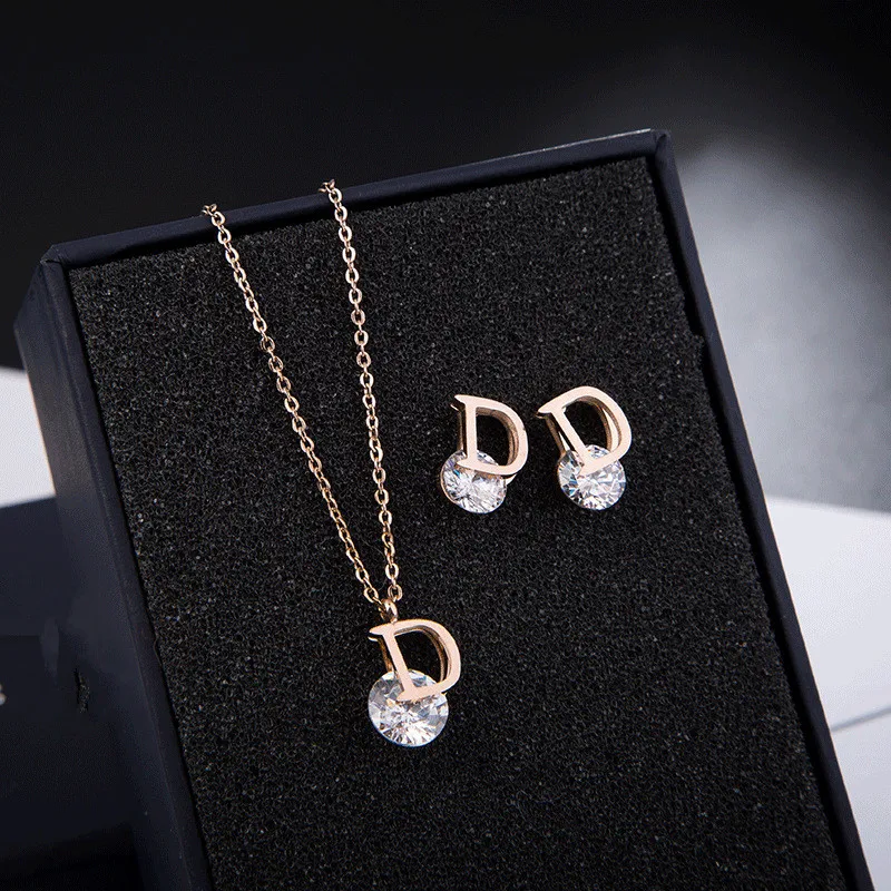 YUN RUO 2023 New Rose Gold Color Fashion D Letter Zircon Necklace Set Titanium Steel Jewelry Woman Gift Never Fade Top Quality
YUN RUO 2023 New Rose Gold Color Fashion D Letter Zircon Necklace Set Titanium Steel Jewelry Woman Gift Never Fade Top Quality