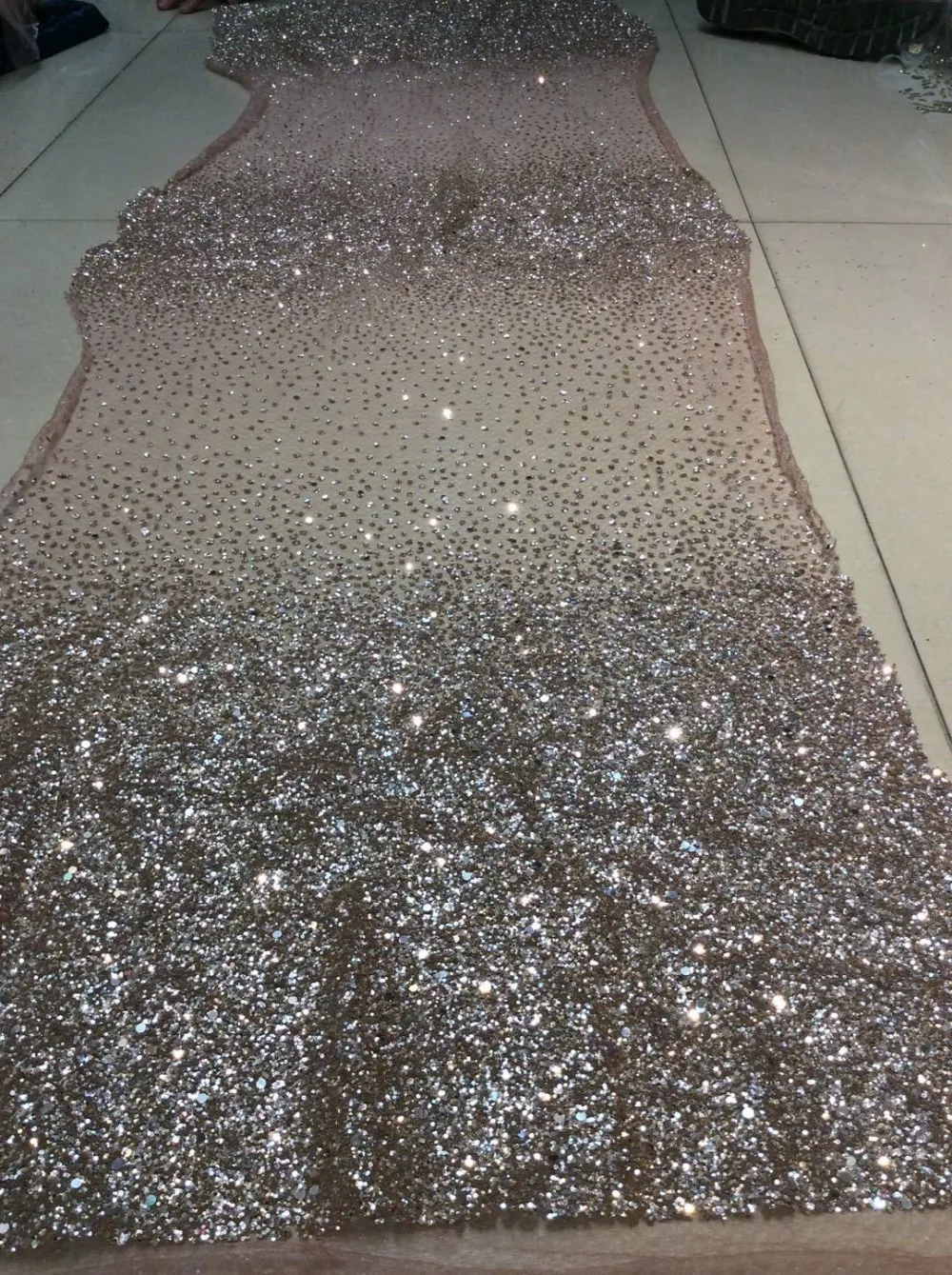 Nigeria craft glittering sequins adhesive fabric mesh fabric Fashionable African lace high quality evening dress fabric
Nigeria craft glittering sequins adhesive fabric mesh fabric Fashionable African lace high quality evening dress fabric