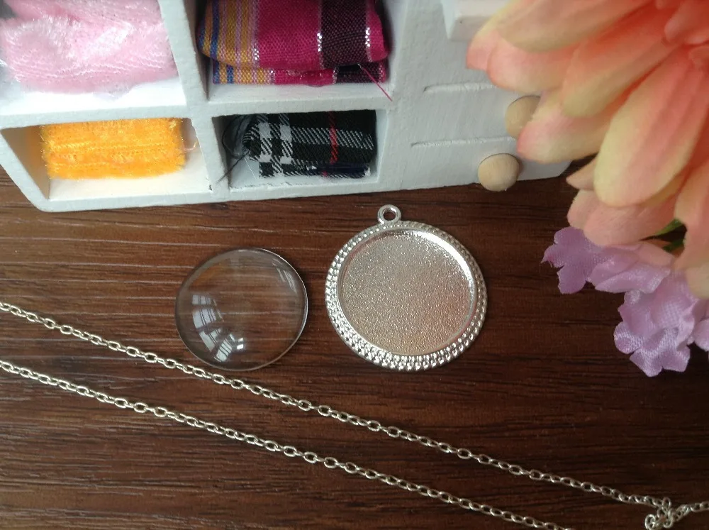30sets silver plated Pendant Tray plus Glass maching Dome Inserts plus one kit size glaze- 25mm(1 Inch) with 60cm chain necklace
30sets silver plated Pendant Tray plus Glass maching Dome Inserts plus one kit size glaze- 25mm(1 Inch) with 60cm chain necklace