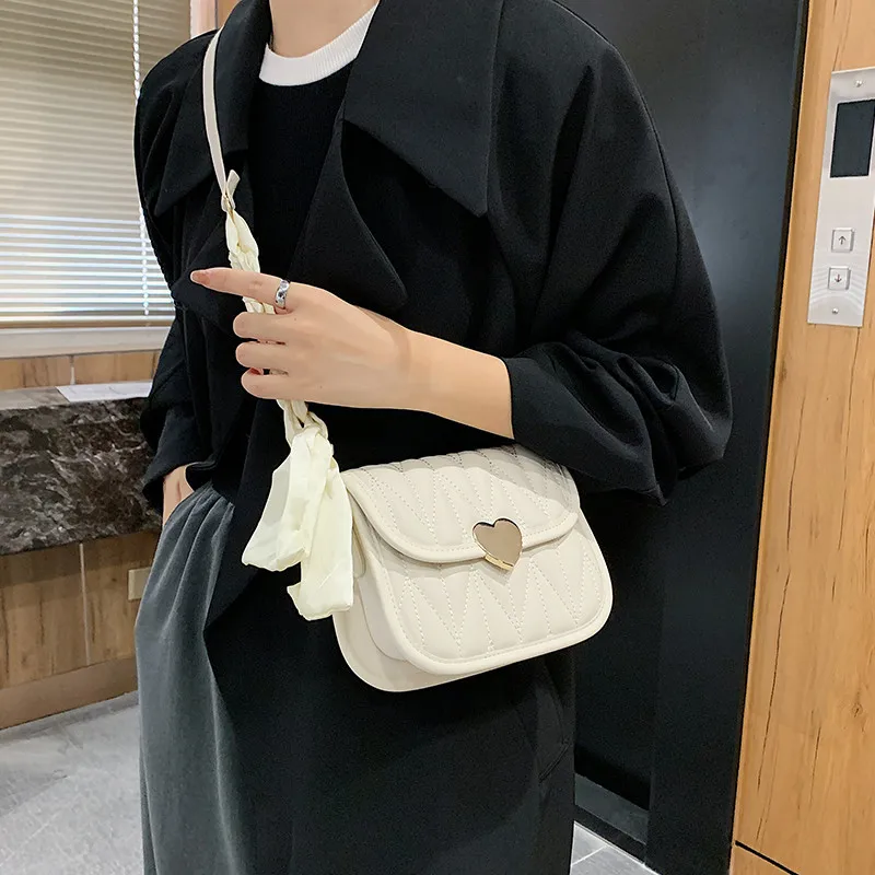 New Trend Rhombus Semicircle Bag Fashion One-shoulder Messenger Bag Simple Chain Ribbon Love Buckle Female Bag
New Trend Rhombus Semicircle Bag Fashion One-shoulder Messenger Bag Simple Chain Ribbon Love Buckle Female Bag