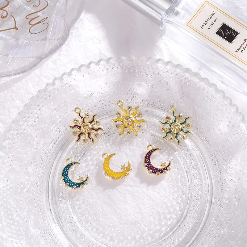 50pcs Gold Color Alloy Material Enamel Moon/Sun Shape Charms Oil drop Pendant for Fashion Jewelry Making DIY Handmade Craft
50pcs Gold Color Alloy Material Enamel Moon/Sun Shape Charms Oil drop Pendant for Fashion Jewelry Making DIY Handmade Craft