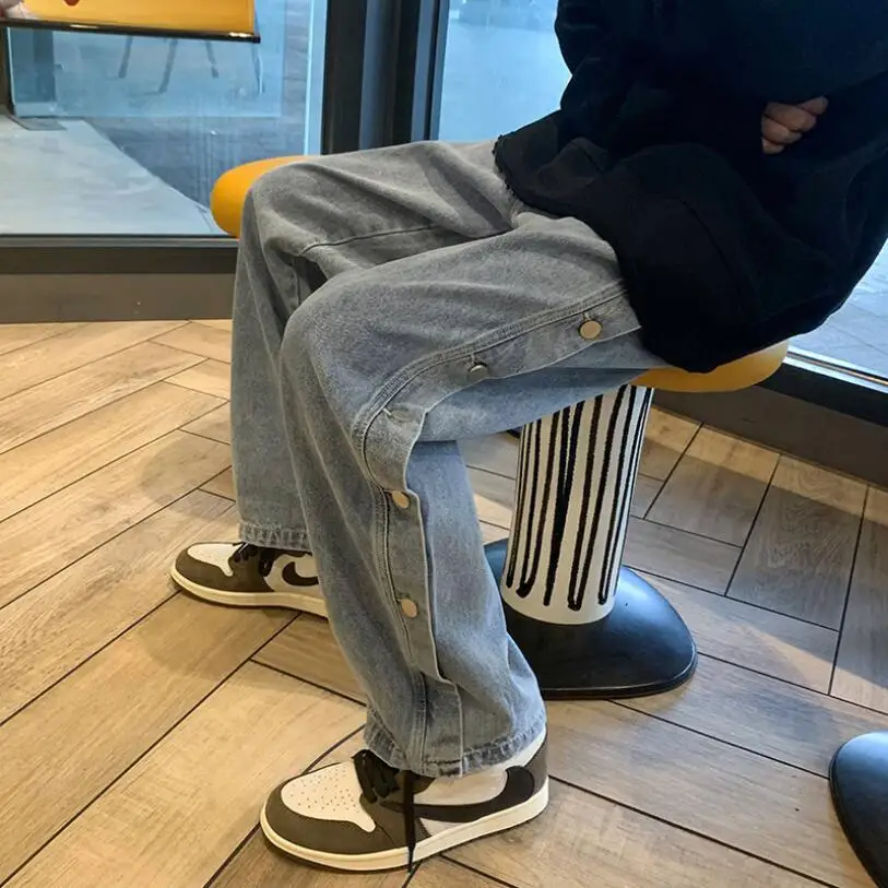 Double Side Button Straight Jeans Men Fashion Streetwear Loose Casual Hip Hop Denim Trousers Wide Leg Harajuku Cargo Pants w1943
Double Side Button Straight Jeans Men Fashion Streetwear Loose Casual Hip Hop Denim Trousers Wide Leg Harajuku Cargo Pants w1943