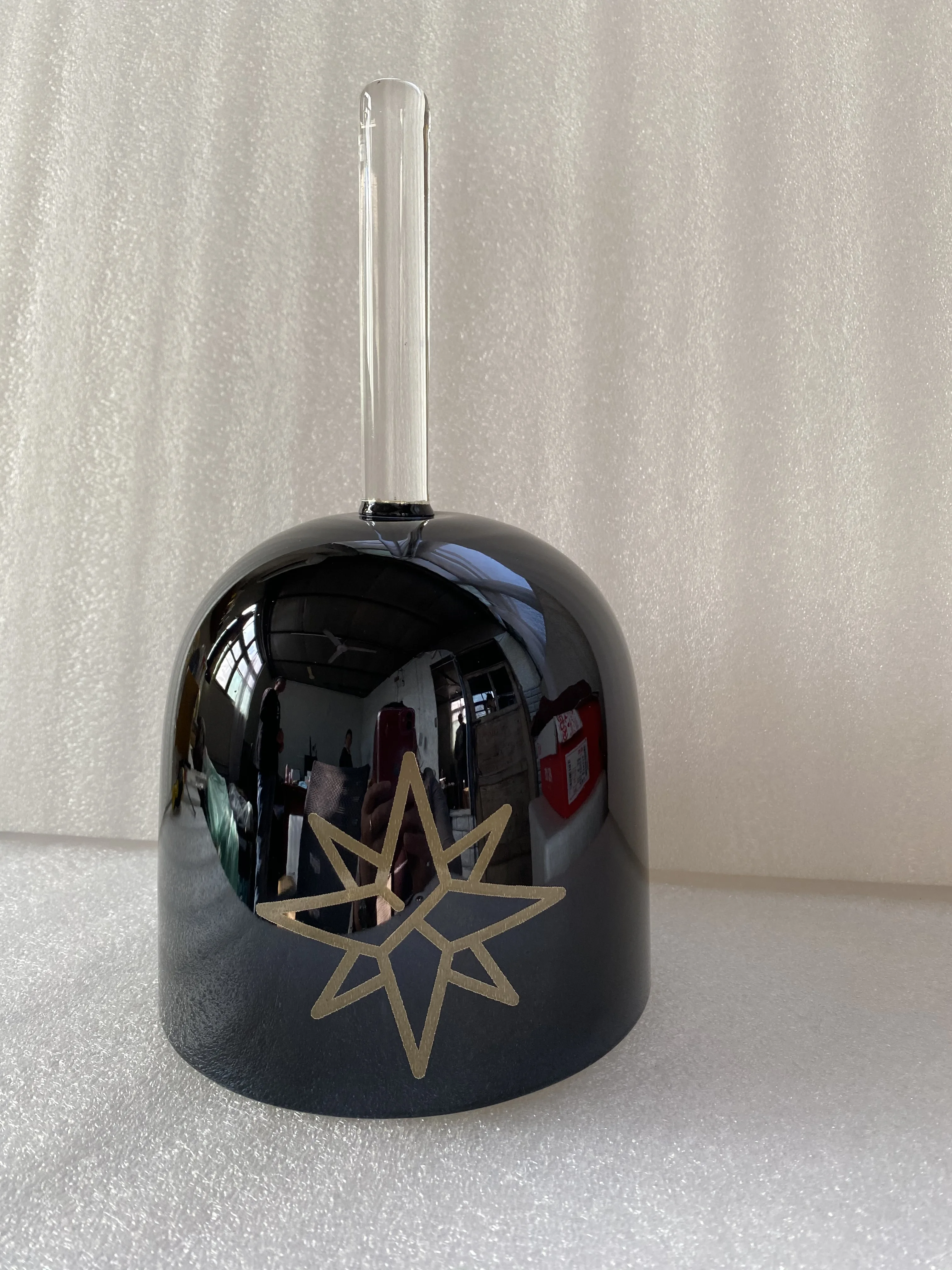 4th D note crystal singing handle bowl black shinny color with star engraving for sound theraphy 432HZ
4th D note crystal singing handle bowl black shinny color with star engraving for sound theraphy 432HZ