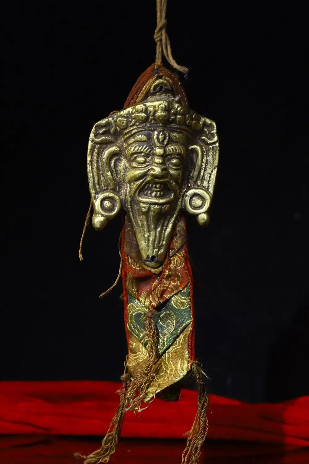 9"Tibetan Temple Old Bronze Cinnabar Longevity God Buddha Head Silk With prayer flags Mask Pendant Amulet Town house Exorcism
9"Tibetan Temple Old Bronze Cinnabar Longevity God Buddha Head Silk With prayer flags Mask Pendant Amulet Town house Exorcism