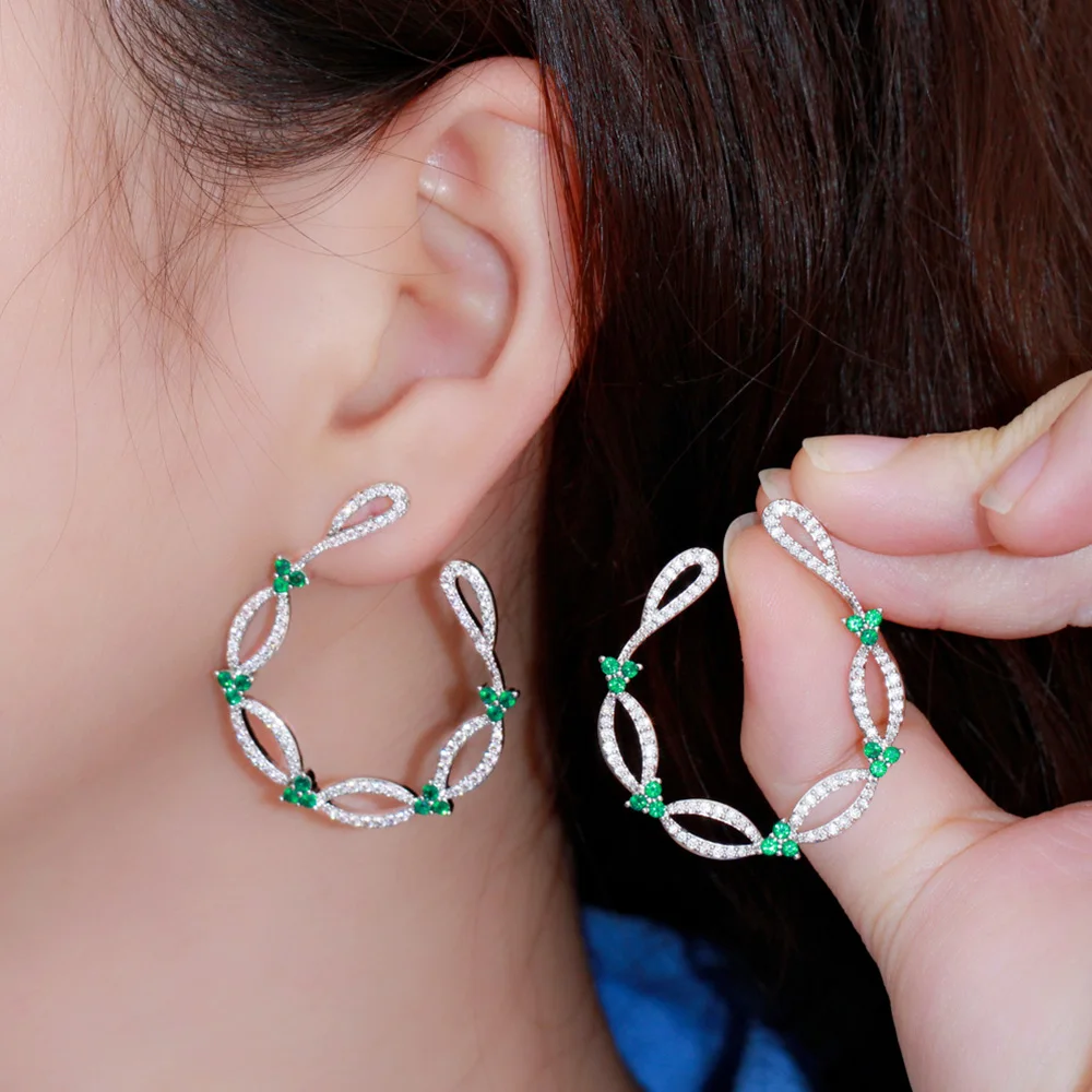 Pera 2025 New Trendy Vines Shape Green Cubic Zirconia Big Symmetrical Stud Earrings for Ladies Elegant Jewelry Accessories E741
Pera 2025 New Trendy Vines Shape Green Cubic Zirconia Big Symmetrical Stud Earrings for Ladies Elegant Jewelry Accessories E741