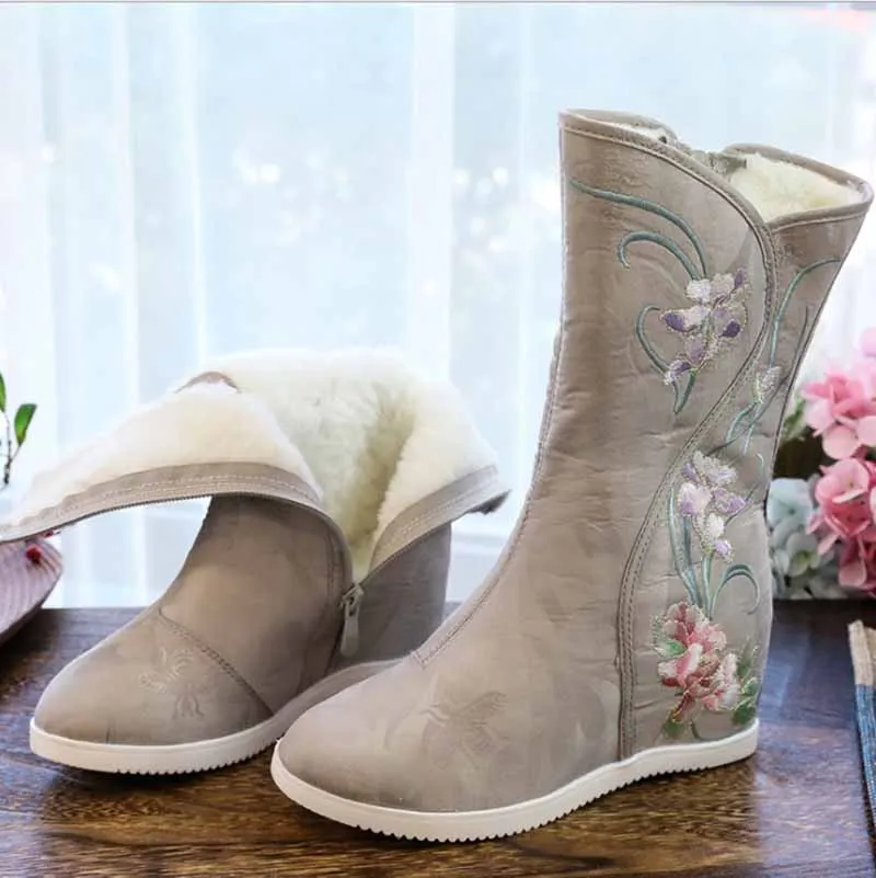 Winter Boots Hanfu Embroidered Shoes Women Chinese Vintage Warm Thickening White Gray Inside Heels Hanfu Boots Shoes For Women
Winter Boots Hanfu Embroidered Shoes Women Chinese Vintage Warm Thickening White Gray Inside Heels Hanfu Boots Shoes For Women