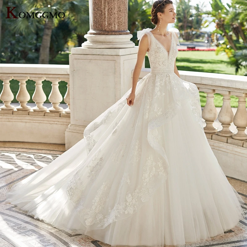 High-End V-Neck Sleeveless Embroidery Appliques Tulle Bridal Ball Gown Custom Made Backless Chapel Train Wedding Dress 2023
High-End V-Neck Sleeveless Embroidery Appliques Tulle Bridal Ball Gown Custom Made Backless Chapel Train Wedding Dress 2023