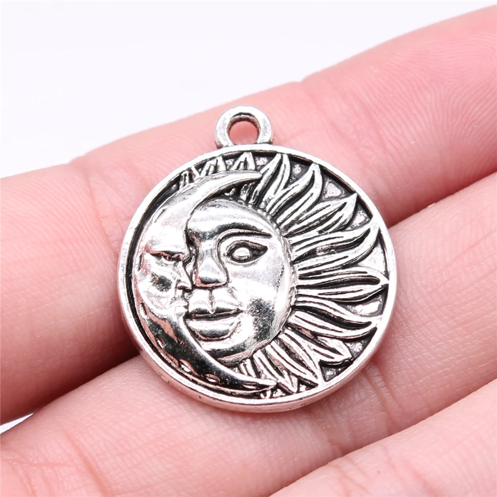 Wholesale 50pcs/bag 29x25mm Sun And Moon Charm Jewelry Accessories Antique Silver Color Antique Bronze Color
Wholesale 50pcs/bag 29x25mm Sun And Moon Charm Jewelry Accessories Antique Silver Color Antique Bronze Color