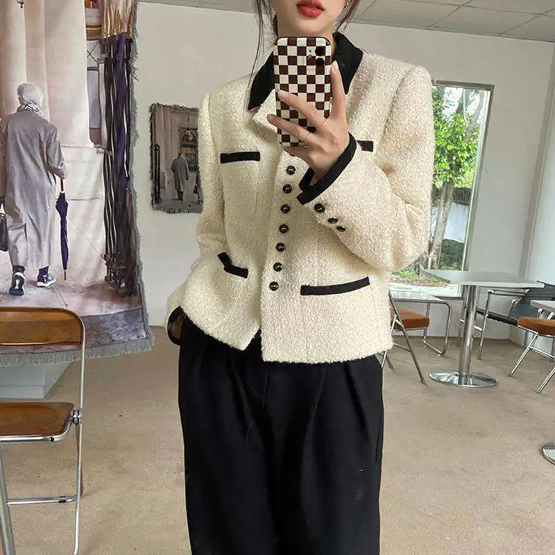 Fashion Tweed Suit Jacket Women Fall 2022 New Vintage Lapel Long Sleeve Wool Small Fragrance Outerwear Short Woolen Tweed Coat
Fashion Tweed Suit Jacket Women Fall 2022 New Vintage Lapel Long Sleeve Wool Small Fragrance Outerwear Short Woolen Tweed Coat