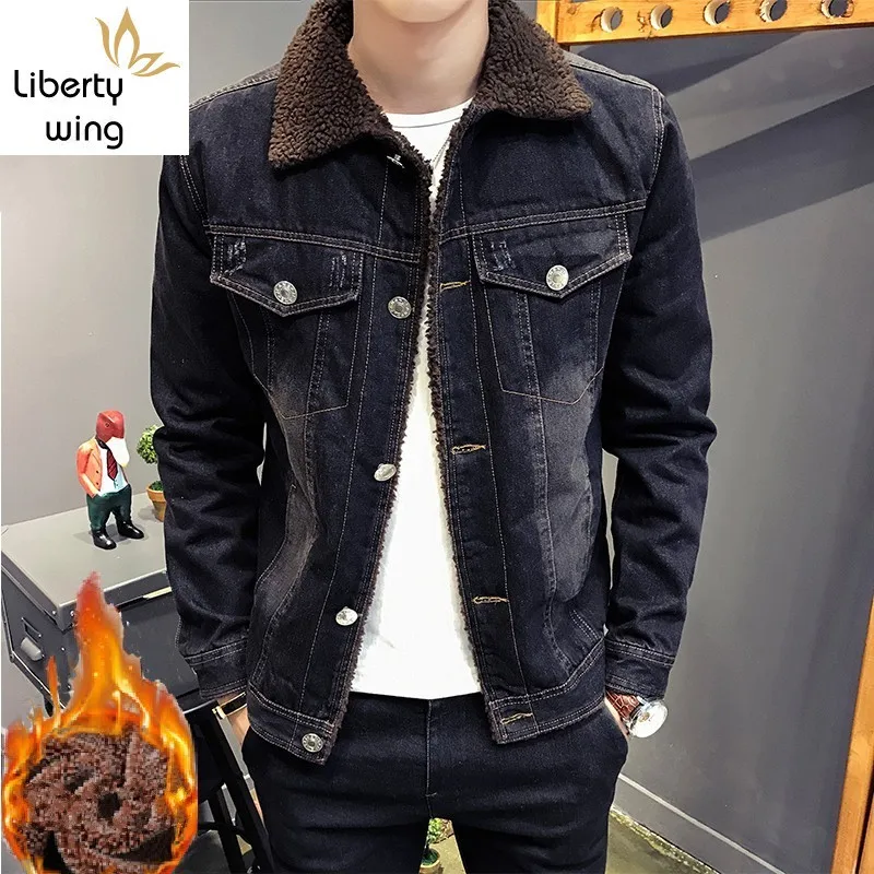 Brand Mens Lamb Fur Collar Warm Thick Denim Jackets Casual High Quality Slim Single Breasted Winter Coats Male Outwear Plus Size
Brand Mens Lamb Fur Collar Warm Thick Denim Jackets Casual High Quality Slim Single Breasted Winter Coats Male Outwear Plus Size