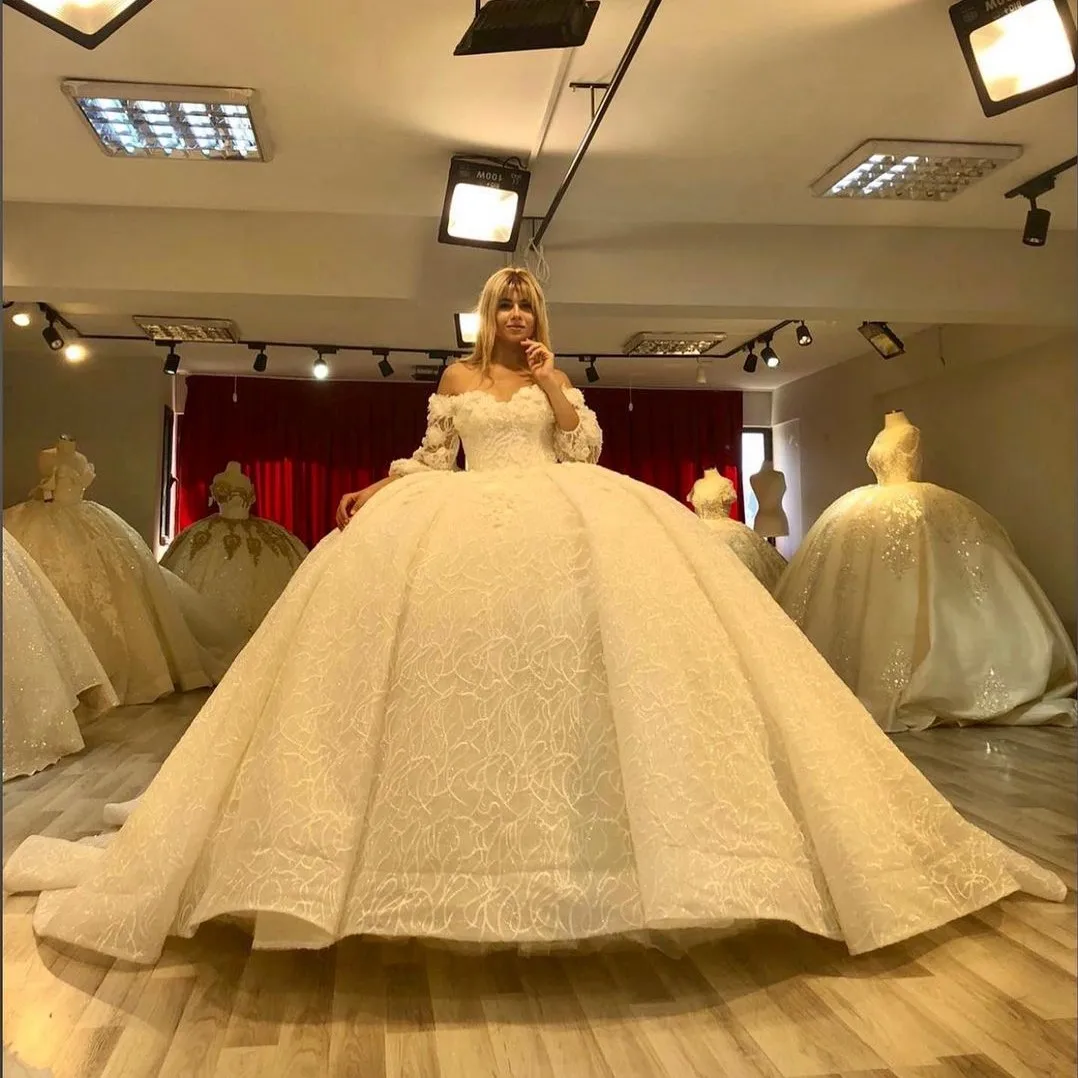 Floral Lace Wedding Dresses Ball Gown Shape Long Sleeves Bridal Wedding Dress Handmad Flower Wedding Dress Dubai Style
Floral Lace Wedding Dresses Ball Gown Shape Long Sleeves Bridal Wedding Dress Handmad Flower Wedding Dress Dubai Style