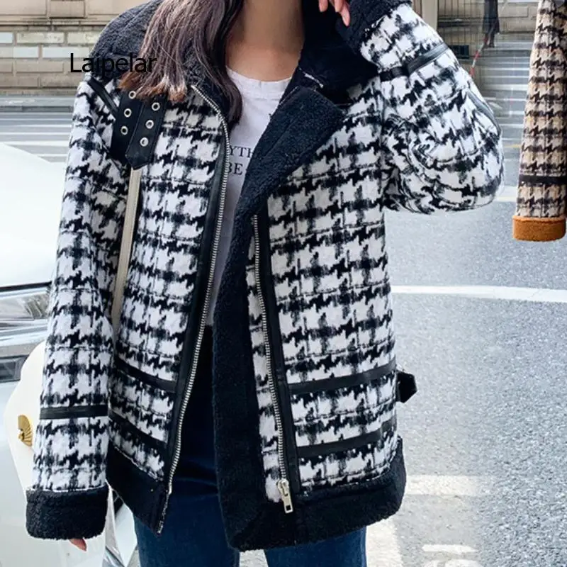 Loose coat made of thick wool and Korean velvet short blouse with velvet tote for women new spring style
Loose coat made of thick wool and Korean velvet short blouse with velvet tote for women new spring style