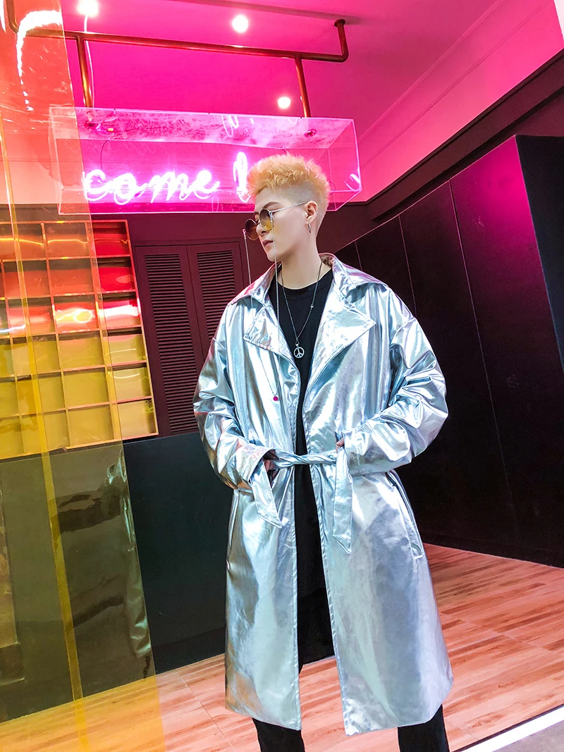 Fashion Cazadora Larga Casual Long Shiny Jacket Male Hip Hop Dancer Singer Stage Costume Custom Made Coat Trench Coat Homme
Fashion Cazadora Larga Casual Long Shiny Jacket Male Hip Hop Dancer Singer Stage Costume Custom Made Coat Trench Coat Homme