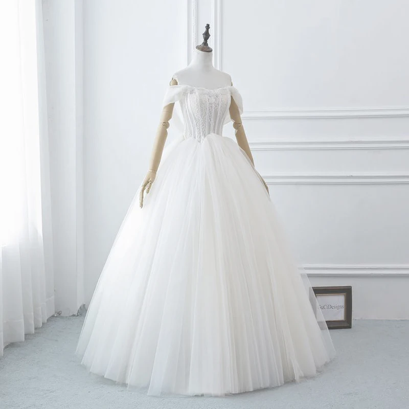Off Shoulder Ball Gown Wedding Dress Lace-up with Zipper Back Floral Lace Top Layers Tulle Bottom Bridal Gowns
Off Shoulder Ball Gown Wedding Dress Lace-up with Zipper Back Floral Lace Top Layers Tulle Bottom Bridal Gowns