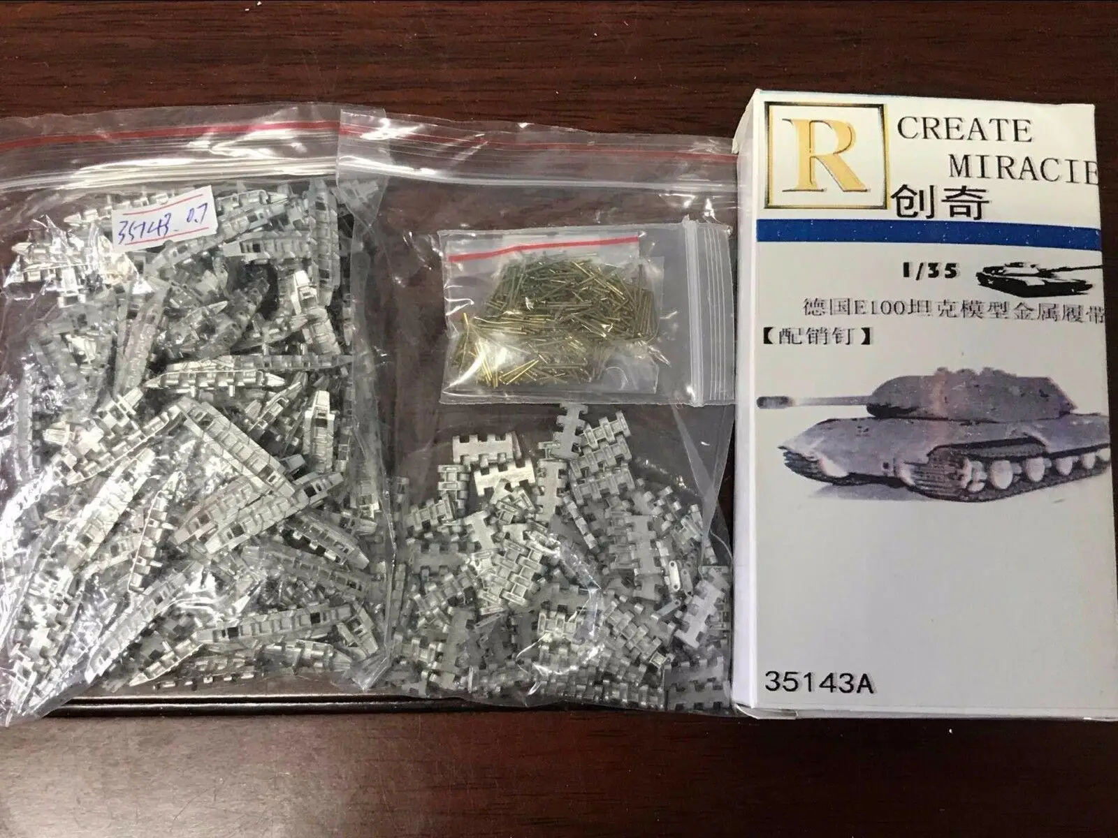 R-модель 1/35 35143A металлическая гусеница и металлический штифт для тяжелого бака Второй мировой войны E100 MAUS 
R-модель 1/35 35143A металлическая гусеница и металлический штифт для тяжелого бака Второй мировой войны E100 MAUS