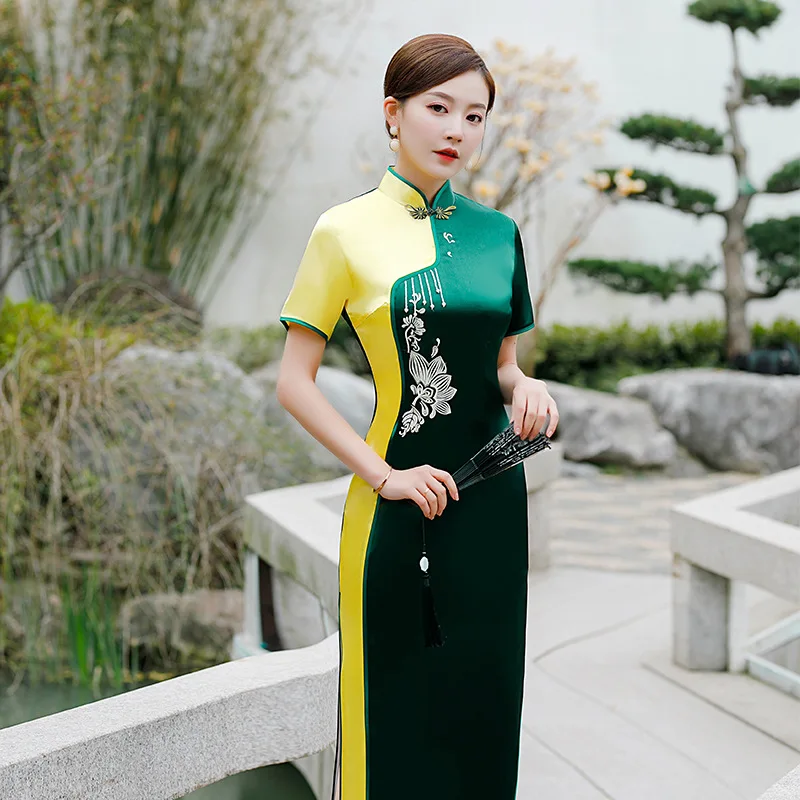 Autumn New Women Satin Long Fork Retro Qipao Short Sleeve Oriental Vintage Mandarin Collar Cheongsam Stage Show Dress Novelty
Autumn New Women Satin Long Fork Retro Qipao Short Sleeve Oriental Vintage Mandarin Collar Cheongsam Stage Show Dress Novelty