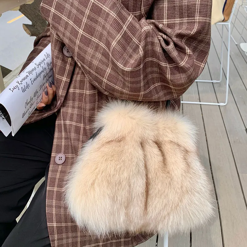 2021 New Fox Fur Handbag Leather Strap Plush Hand Holding Single Shoulder Female Lucky Bag Winter Wrist Bags Genuine Fox Bags
2021 New Fox Fur Handbag Leather Strap Plush Hand Holding Single Shoulder Female Lucky Bag Winter Wrist Bags Genuine Fox Bags