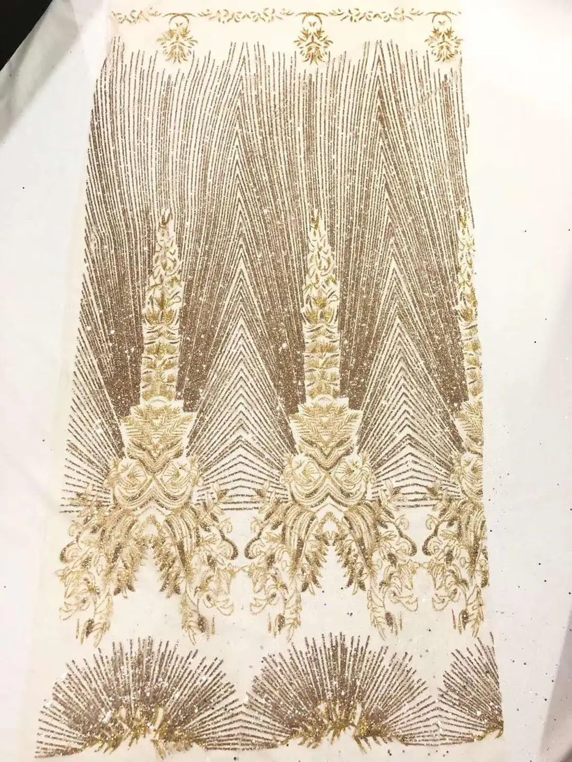 Classic flower shape Glud glitter French mesh African lace fabric Nigerian lace suitable /Evening dresses Wedding dress design
Classic flower shape Glud glitter French mesh African lace fabric Nigerian lace suitable /Evening dresses Wedding dress design