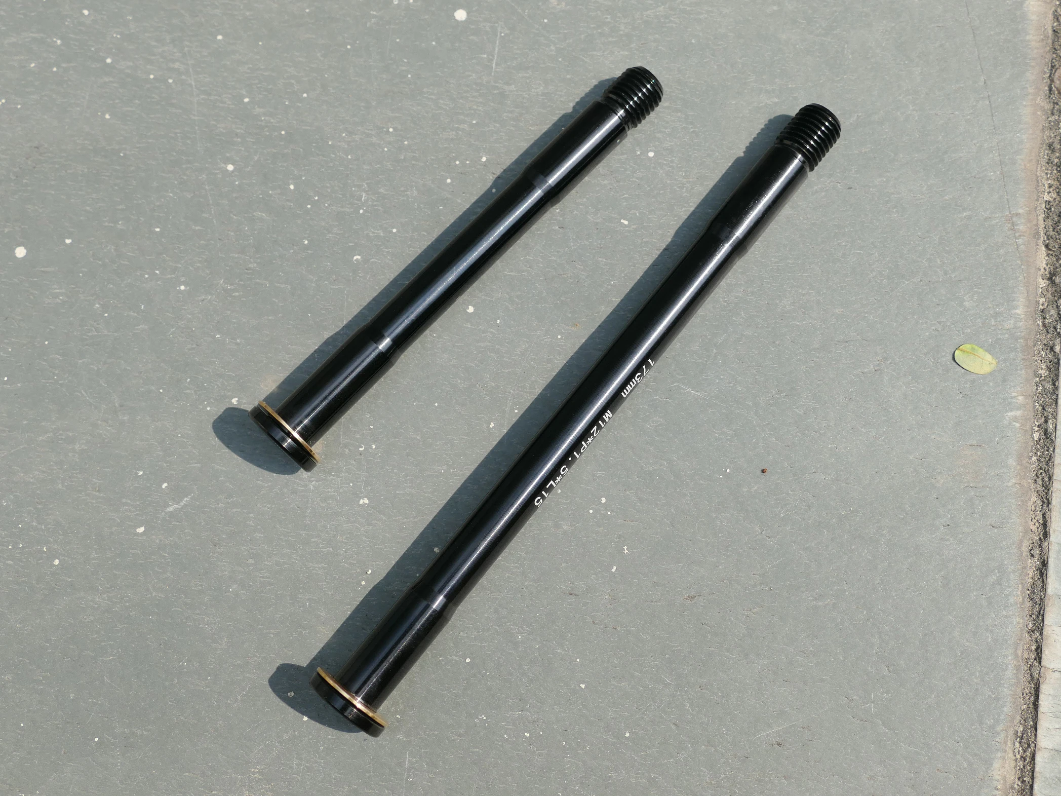LMT - Brand New Road Gravel Bike Thru Axle 2 pcs axle ( Front & Rear ) 100mm * 12mm Axle Front Fork + 142mm * 12mm Axle Frame
LMT - Brand New Road Gravel Bike Thru Axle 2 pcs axle ( Front & Rear ) 100mm * 12mm Axle Front Fork + 142mm * 12mm Axle Frame