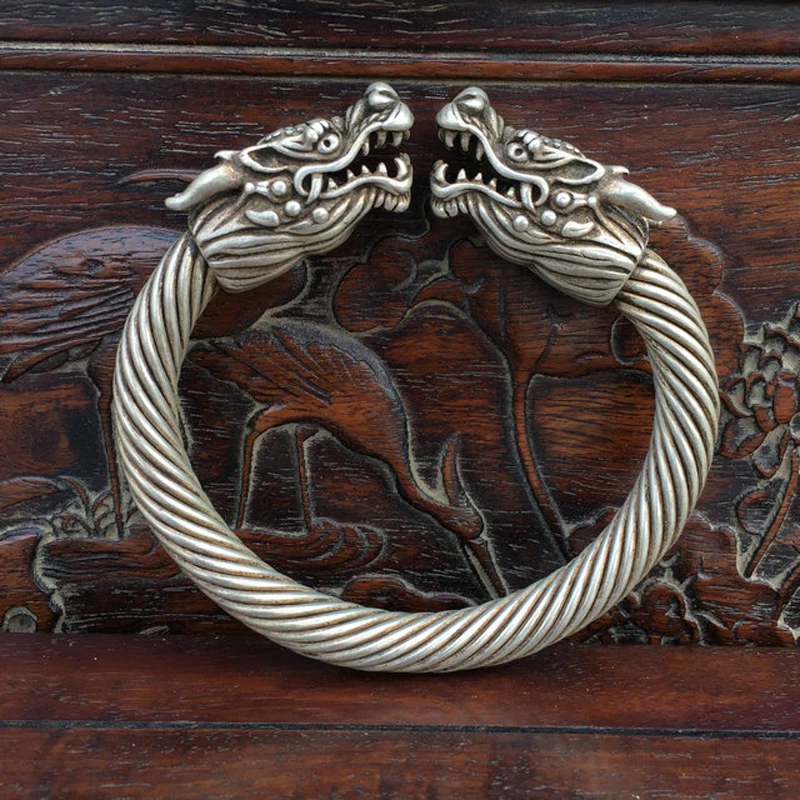 Exquisite Chinese Rare Collectible Tibetan Silver Handmade Double Dragon Amulet Auspicious Bracelet Statue
Exquisite Chinese Rare Collectible Tibetan Silver Handmade Double Dragon Amulet Auspicious Bracelet Statue